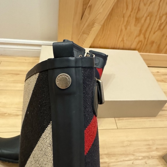 Burberry rainboots - Picture 4 of 7